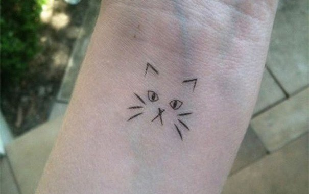 Tatuajes minimalistas de gatos